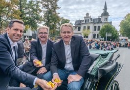 Eingerahmt von zwei Ministerpräsidenten beim diesjährigen Kramermarktsumzug: Oberbürgermeister Jürgen Krogmann mit Olaf Lies (links) und Daniel Günther (rechts). Beim Gröönkohl-Äten in Berlin gibt es ein Wiedersehen. Foto: Sascha Stüber