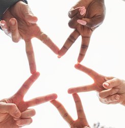 Menschengruppe zeigt mit Fingern zueinander. Foto: rawpixel.com