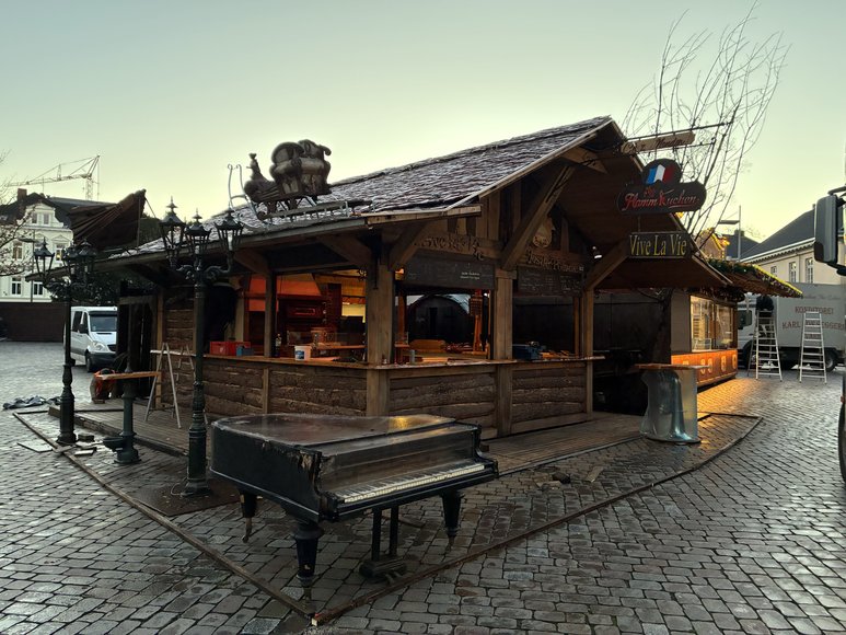 Stadt Oldenburg Der Aufbau vom Ausschank „Vive la Vie“ auf dem Lamberti-Markt am 17. November 2025. Foto: Stadt Oldenburg