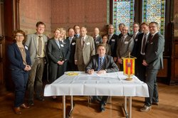 Zur offiziellen Unterzeichnung der Rahmenvereinbarung trafen sich die an der Initiative beteiligten Akteure. Foto: Thorsten Helmerichs