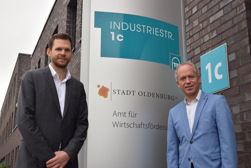 Dienstantritt: Ralph Wilken (rechts), Leiter des Amtes für Wirtschaftsförderung, begrüßte Steffen Trawinski als neuen Innenstadtmanager. Foto: Stadt Oldenburg 