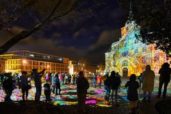 Künstlerische Illumination auf dem Oldenburger Schlossplatz. Foto: Hans-Jürgen Zietz