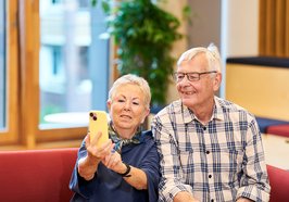 Senioren mit dem Handy. Foto: Claudia Höhne