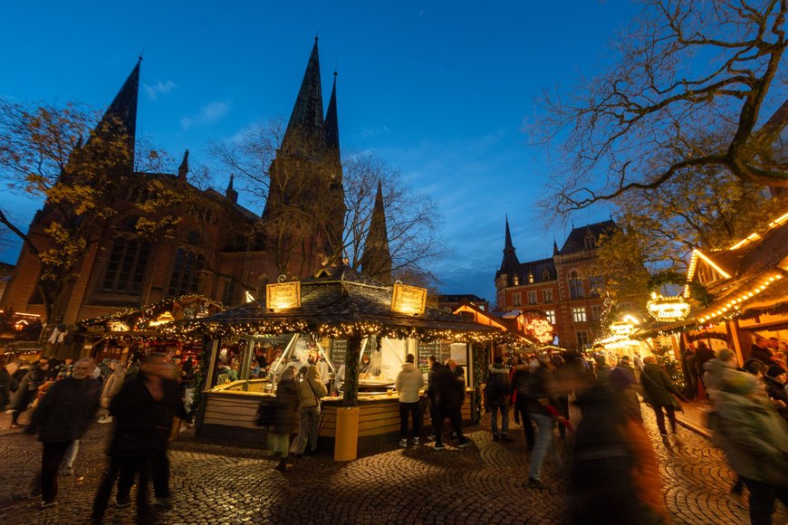 Blick über den Rathausmarkt in Richtung Lamberti-Kirche beim Lamberti-Markt 2023. Foto: Sascha Stüber