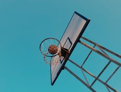 Basketball im Basketballkorb. Foto: Mong Mong/Pexels