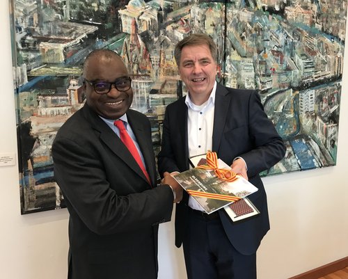 Foto: Stadt Oldenburg. Oberbürgermeister Krogmann und Bürgermeister Frederic Nguime Ekollo aus dem Kamerun trafen sich zum Gespräch. Foto: Stadt Oldenburg.