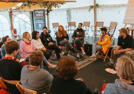 Menschen sitzen in einem Pavillon im Kreis. Foto: Florian Skupin 