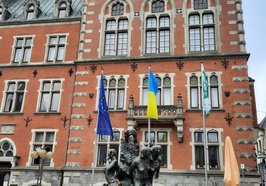 Vor dem Rathaus weht die ukrainische Flagge. Foto: Stadt Oldenburg