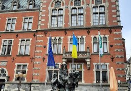 Vor dem Rathaus weht die ukrainische Flagge. Foto: Stadt Oldenburg
