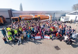 Gruppenbild fleißiger Müllsammlerinnen und -sammler auf dem Betriebsgelände des AWB. Foto: Sascha Stüber