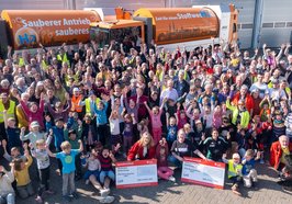 Gruppenbild fleißiger Müllsammlerinnen und -sammler auf dem Betriebsgelände des AWB. Foto: Sascha Stüber