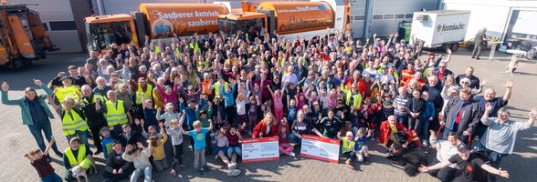 Gruppenbild fleißiger Müllsammlerinnen und -sammler auf dem Betriebsgelände des AWB. Foto: Sascha Stüber