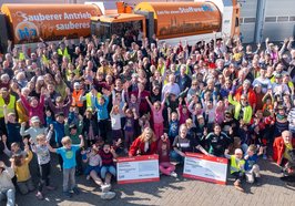 Gruppenbild fleißiger Müllsammlerinnen und -sammler auf dem Betriebsgelände des AWB. Foto: Sascha Stüber