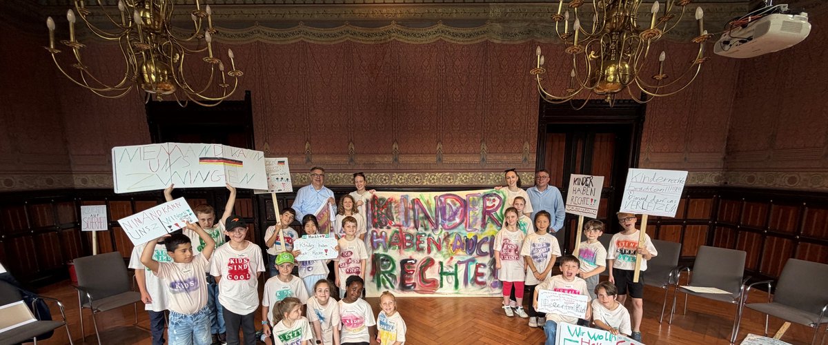 Kleine Stimmen eroberten das Rathaus: Rund 20 Kinder, die sich im Rahmen einer Projektwoche in den Ferien mit dem Thema „Kinderrechte“ beschäftigt hatten, haben Oberbürgermeister Jürgen Krogmann im Alten Rathaus einen Besuch abgestattet und ihre Wünsche und Ideen präsentiert. Foto: Stadt Oldenburg