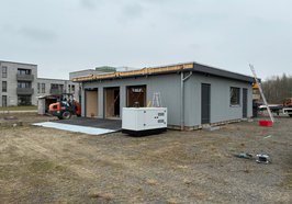 Modular, energetisch autark und aus nachhaltigen Baustoffen errichtet ist der neue Mini-Hub auf dem Fliegerhorst: Er bildet die Basis für nachhaltige Logistiklösungen, die die CITIPOST hier erproben wird. Foto: Stadt Oldenburg