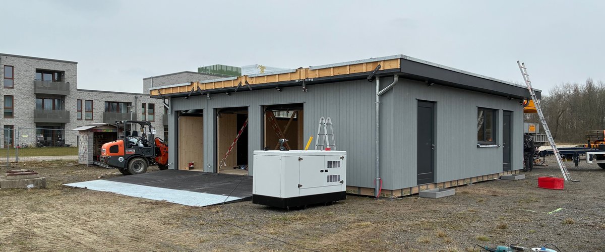 Modular, energetisch autark und aus nachhaltigen Baustoffen errichtet ist der neue Mini-Hub auf dem Fliegerhorst: Er bildet die Basis für nachhaltige Logistiklösungen, die die CITIPOST hier erproben wird. Foto: Stadt Oldenburg