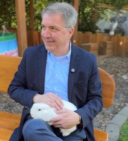 Weiß, wie der Hase läuft: Oberbürgermeister Jürgen Krogmann verteilt im Tierheim Oldenburg Streicheleinheiten an Kaninchen „Thorsten“. Foto: Stadt Oldenburg