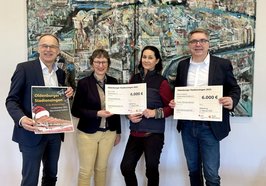 Oberbürgermeister Krogmann (rechts) übergab die Hälfte der Erlöse des Stadionsingens im Beisein von Christian Köhler (links) an Ulrike Nehls (2. von links) und Inés Weiß (2. von rechts). Foto: Stadt Oldenburg