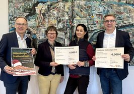 Oberbürgermeister Krogmann (rechts) übergab die Hälfte der Erlöse des Stadionsingens im Beisein von Christian Köhler (links) an Ulrike Nehls (2. von links) und Inés Weiß (2. von rechts). Foto: Stadt Oldenburg