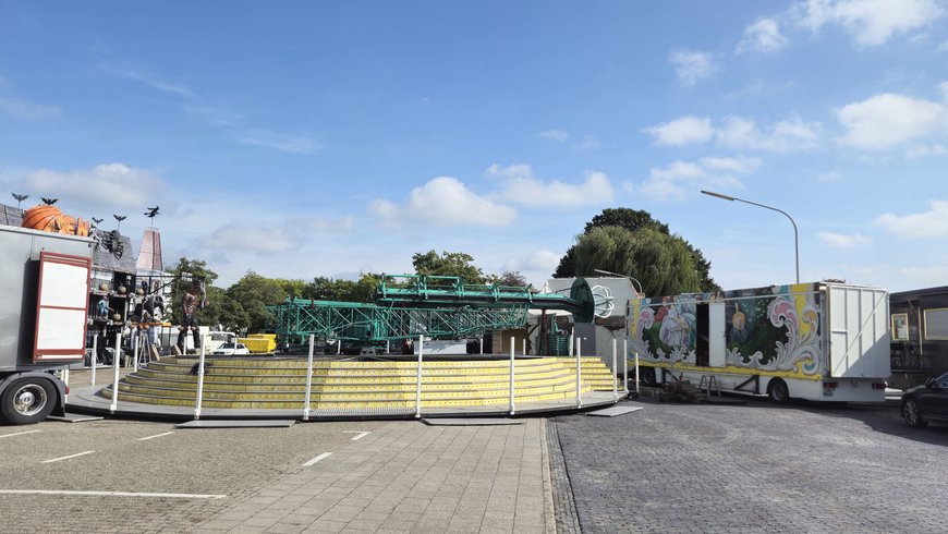 Der Aufbau vom Wellenflug auf dem Kramermarkt am 19. September 2025. Foto: Stadt Oldenburg