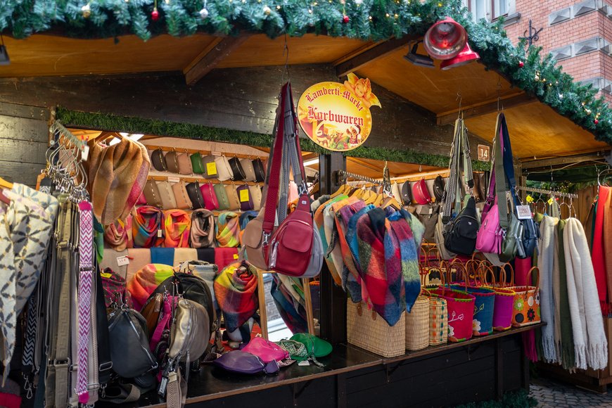 Sascha Stüber Korbwaren und Schals auf dem Lamberti-Markt 2025. Foto: Sascha Stüber