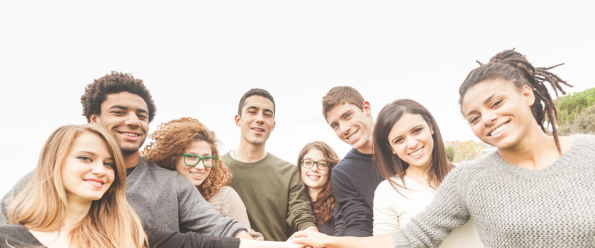 Gruppe Jugendlicher geben sich die Hand. Foto: william87/fotolia.de