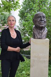 Bildhauerin Renate Deterts-Ackermann neben der Bronzebüste von Leo Trepp. Foto: Stadt Oldenburg