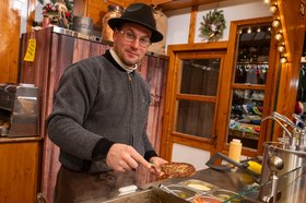 Ein Mitarbeiter in der „Burger Alm“ von Marlon Krause auf dem Lamberti-Markt 2025. Foto: Stadt Oldenburg