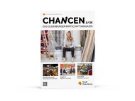 Das große Titelfoto der CHANCEN-Ausgabe 2/25 zeigt Delia Jersch, Bauleiterin bei Jersch und Sohn GmbH, auf umgedrehten Farbeimern sitzend. Foto: Bonnie Bartusch. Titelgestaltung: Stockwerk2