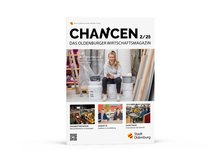 Das große Titelfoto der CHANCEN-Ausgabe 2/25 zeigt Delia Jersch, Bauleiterin bei Jersch und Sohn GmbH, auf umgedrehten Farbeimern sitzend. Foto: Bonnie Bartusch. Titelgestaltung: Stockwerk2