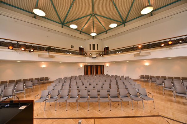 Reihenbestuhlung im Veranstaltungssaal. Blick von der Bühne. Foto: Jörg Hemmen