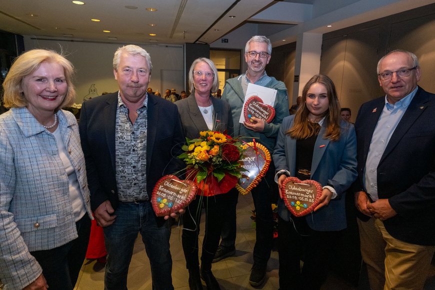 Bürgermeisterin Petra Averbeck, Vertreter der Handwerkskammer Oldenburg und Michael Lorenz (Leiter des Bürger- und Ordnungsamtes) bei der Ehrung am 1. Oktober 2025. Foto: Sascha Stüber