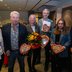 Vorschau: Bürgermeisterin Petra Averbeck, Vertreter der Handwerkskammer Oldenburg und Michael Lorenz (Leiter des Bürger- und Ordnungsamtes) bei der Ehrung am 1. Oktober 2025. Foto: Sascha Stüber