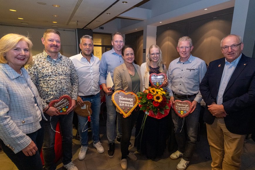 Bürgermeisterin Petra Averbeck, Vertreter der „Lütjen Lümmels“ und Michael Lorenz (Leiter des Bürger- und Ordnungsamtes) bei der Ehrung am 1. Oktober 2025. Foto: Sascha Stüber