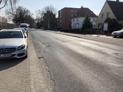Unebenheiten, Versackungen, ein zu schmaler Fuß- und Radweg: So es im Alten Postweg vor dem Ausbau aus. Foto: Stadt Oldenburg