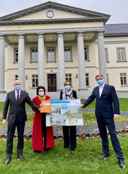Freuen sich auf den Neubau: Dr. Rainer Schoppik (Kaufmännischer Vorstand KOL), Carola Reimann (Niedersächsische Sozialministerin), Oberbürgermeister Jürgen Krogmann und Dr. Christiane Stehle (Medizinischer Vorstand KOL). Foto: Stadt Oldenburg Freuen sich auf den Neubau: Dr. Rainer Schoppik (Kaufmännischer Vorstand KOL), Carola Reimann (Niedersächsische Sozialministerin), Oberbürgermeister Jürgen Krogmann und Dr. Christiane Stehle (Medizinischer Vorstand KOL). Foto: Stadt Oldenburg