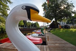 Tretboote auf der Mühlenhunte in Oldenburg. Foto: Hans-Jürgen Zietz