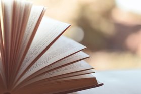 aufgeschlagenes Buch. Foto: Caio, Pexels