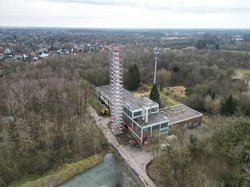 Der weithin sichtbare Schornstein des ehemaligen Heizkraftwerks wird abgebaut. Foto: Stadt Oldenburg