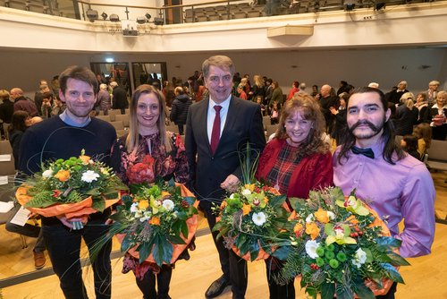 Freuen sich über die Einbürgerung: Robin Stuart Wilson, Justyna Steinhagen, Oberbürgermeister Jürgen Krogmann, Gillian Herold und Héctor Rodríguez.  Foto: Sascha Stüber