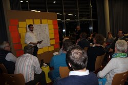 Bürgerinnen und Bürger bringen ihre Ideen zu Papier. Ein Moderator heftet die Zettel an eine Pinnwand. Foto: Stadt Oldenburg