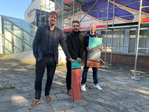Dr. Steffen Wiegmann, Leiter des Stadtmuseums übergibt zwei Schieferplatten an Sven Müller und Hauke Beck vom Hidden Art Kollektiv. Foto: Stadtmuseum Oldenburg