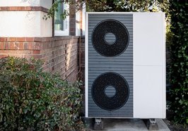 Doppelstöckige Wärmepumpe vor einem Altbau. Foto: Stadt Oldenburg