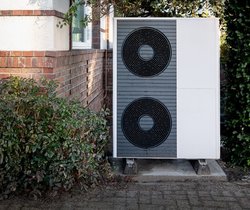 Doppelstöckige Wärmepumpe vor einem Altbau. Foto: Stadt Oldenburg