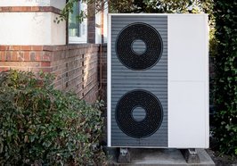 Doppelstöckige Wärmepumpe vor einem Altbau. Foto: Stadt Oldenburg