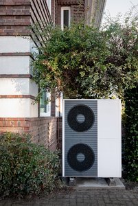 Doppelstöckige Wärmepumpe vor einem Altbau. Foto: Stadt Oldenburg