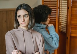 Frauen die eine Meinungsverschiedenheit haben. Foto: Liza Summer/Pexels 