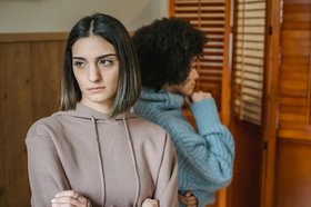 Frauen die eine Meinungsverschiedenheit haben. Foto: Liza Summer/Pexels 