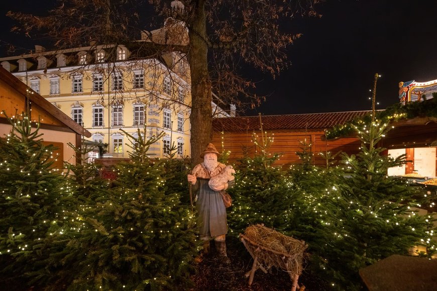 Figuren mit Schloss im Hintergrund auf dem Lamberti-Markt 2021. Foto: Sascha Stüber