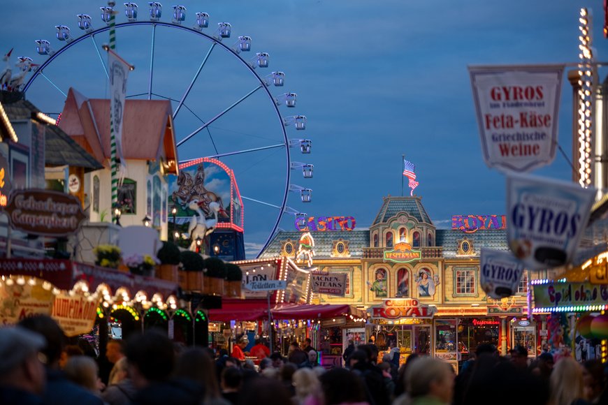 Blick über den Kramermarkt 2025 in Richtung Riesenrad. Foto: Sascha Stüber